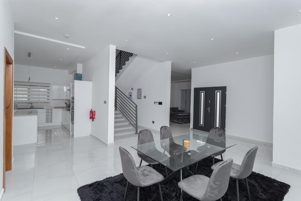 Luxury 4 Bedroom House 13.jpg
